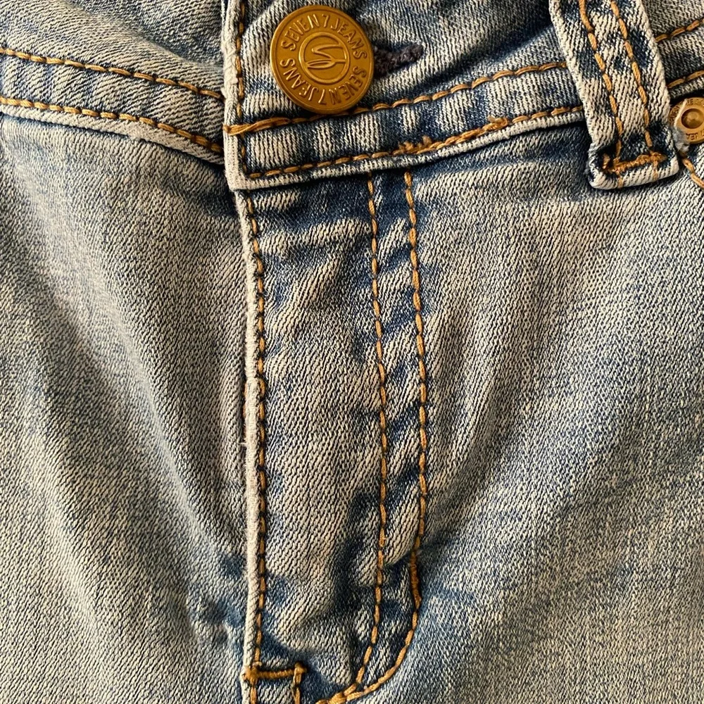 Seven7 Women's Light Blue Jeans, Embellished Pockets, Raw Hem. - Picture 2 of 10